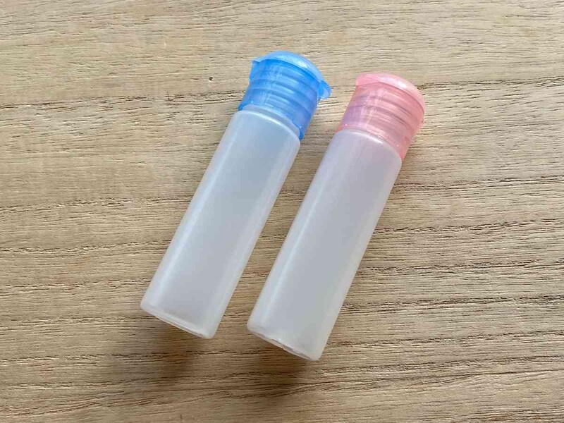 ダイソーの「カラーボトル（ワンタッチ式、20mL）」は2本セット
