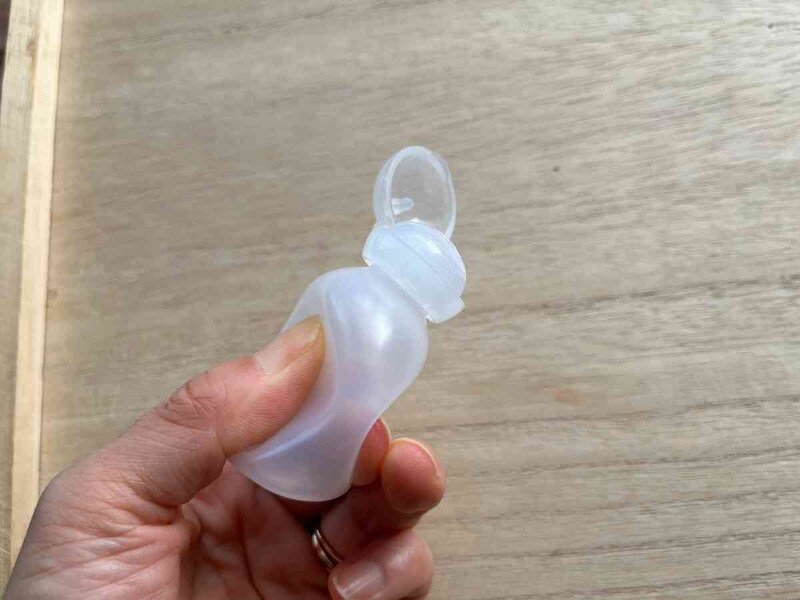 ダイソーの「やわらかボトル（ワンタッチ式）」は簡単につぶれる