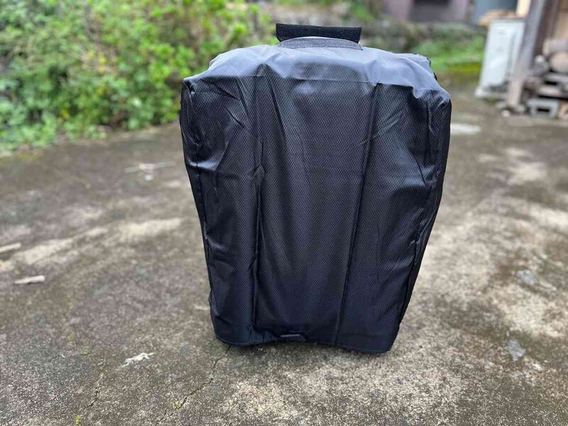 ダイソーの「スーツケースカバー（24インチ用）」は上からかぶせるようにして使う