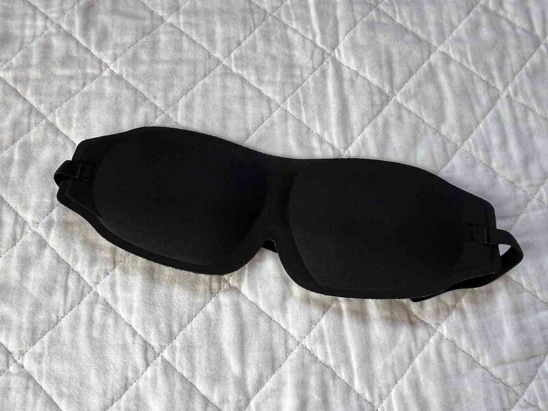 ダイソーの「アイマスク（遠赤外線）」は立体構造