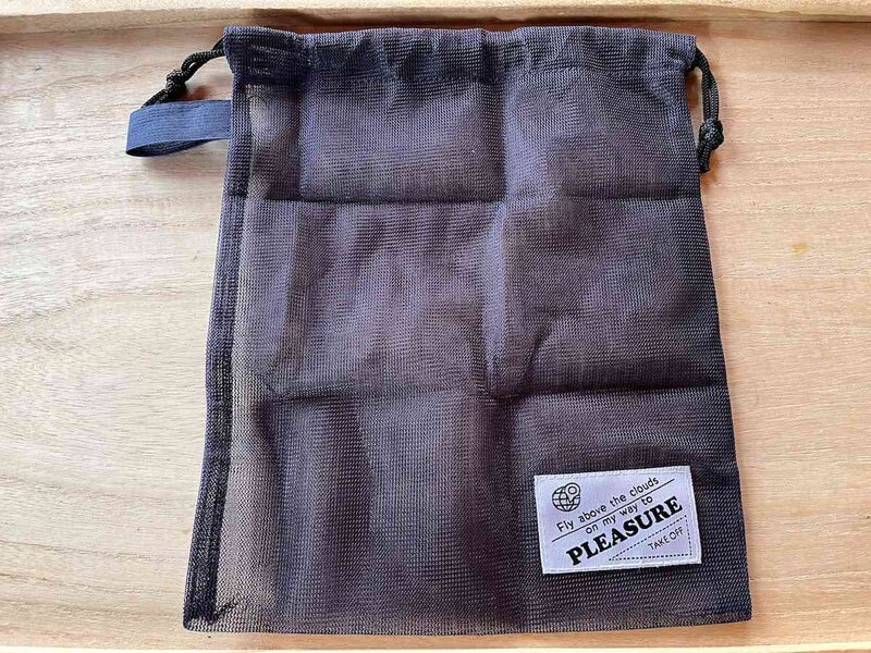 ダイソーの「旅する洗濯ネット（シングルメッシュ、巾着型、BKNV）」はスーツケースの中の整理にも使える