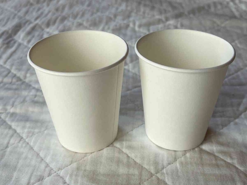 ダイソーの「ペーパーカップ（FSC、205mL、40個）」は白色でシンプル