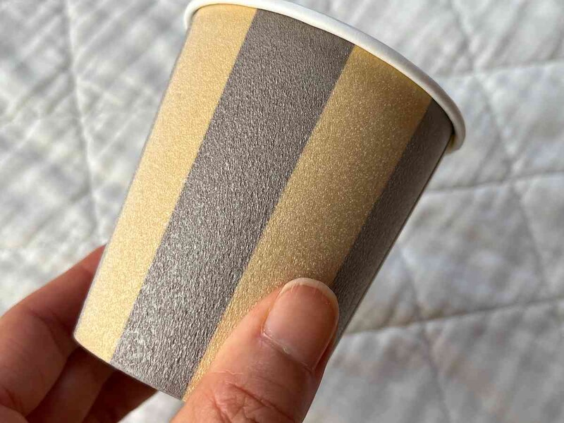 紙コップの表面にポリエチレンラミネートがついている