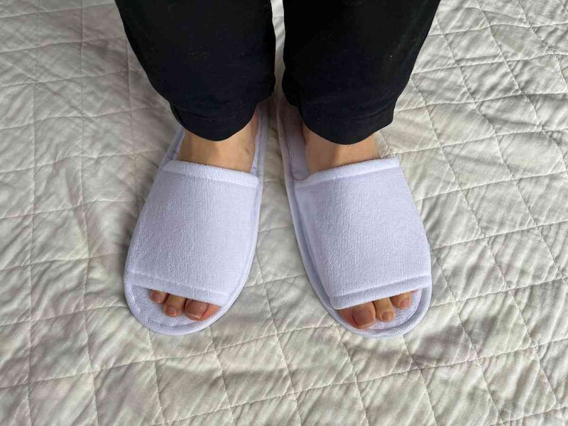 ダイソーの「トラベル携帯スリッパ（ジッパー袋付）」