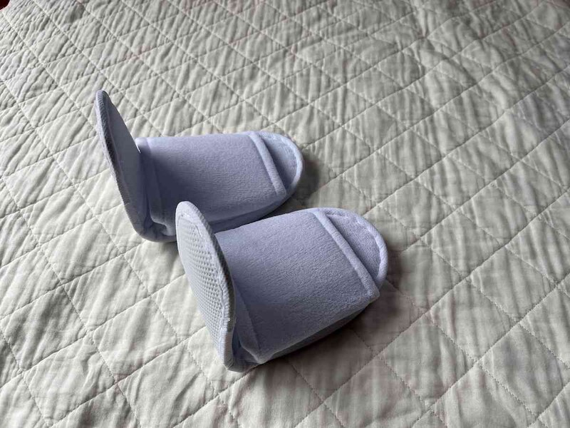 ダイソーの「トラベル携帯スリッパ（ジッパー袋付）」の折りくせは履けば問題なし