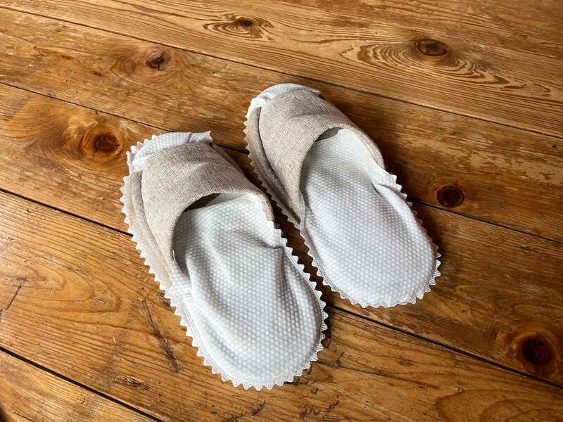 ダイソーの「不織布スリッパカバー（4足セット）」は前開きスリッパに使う