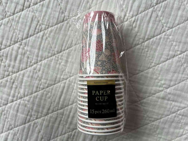 セリアの「ペーパーカップ 260ml 15P マスターピースコレクション／WM」
