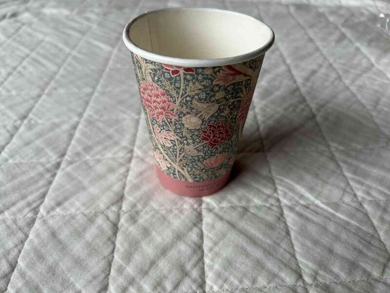 セリアの「ペーパーカップ 260ml 15P マスターピースコレクション／WM」の容量は約260mlで便利なサイズ感