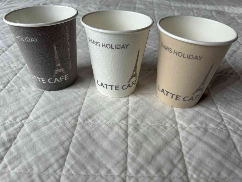 セリアの「耐熱カップ 8個入 3色アソート 197ml」は手で持っても熱さを感じにくい工夫がある