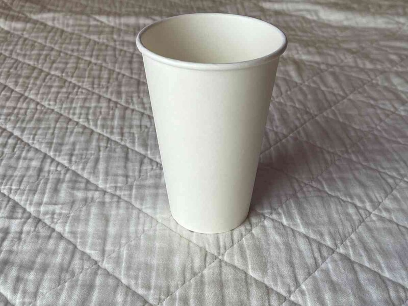 セリアの「ペーパーカップ 350ml 12個入」はシンプルな白色