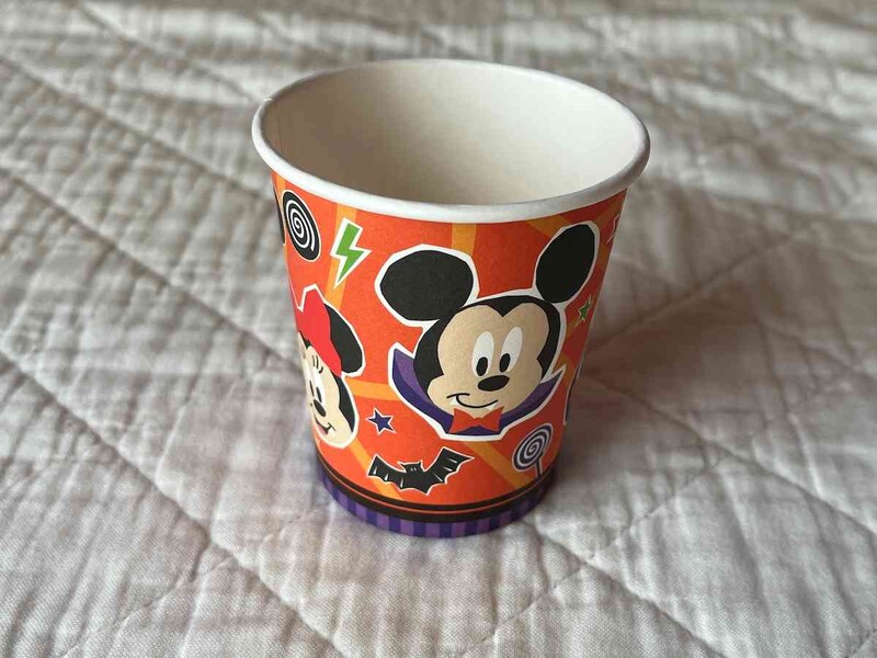 セリアの「ハロウィン ペーパーカップ ディズニー 8個入」はミッキー、ミニーなどのイラスト入り