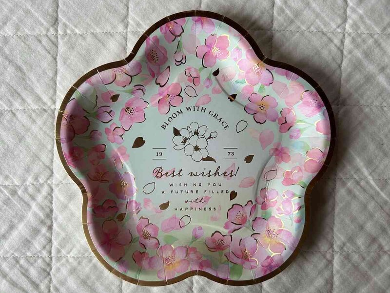 セリアの「ダイカットプレート 6P さくら」は可愛い桜の形で、いつでも嬉しい