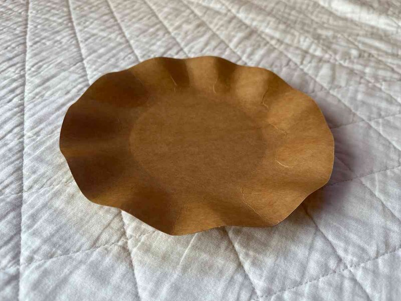 セリアの「クラフトペーパープレート 18cm 8枚入」はシンプルな「紙皿」