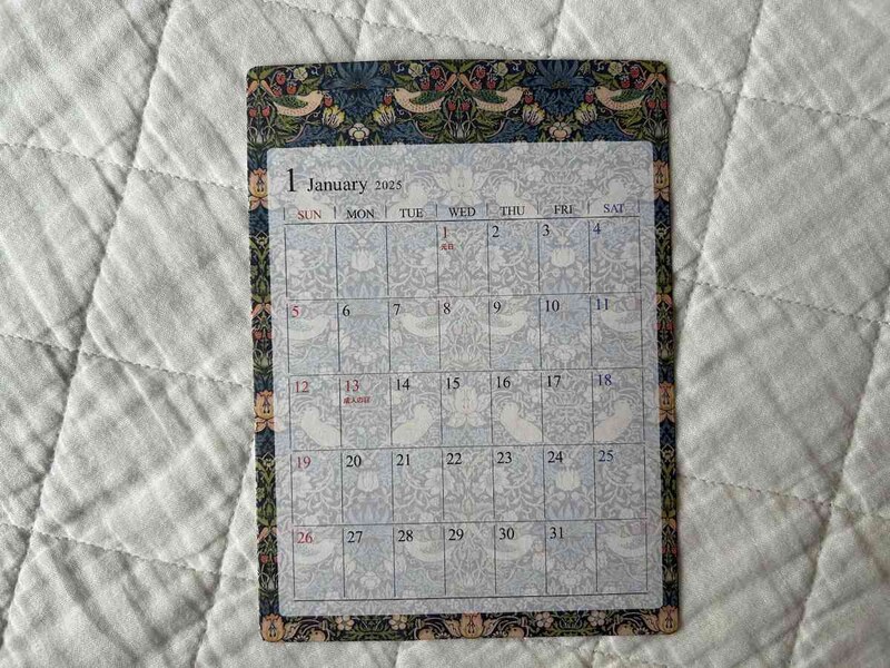 セリアの「シートシールカレンダー 大サイズ マスターピースコレクション／WM 日曜はじまり」