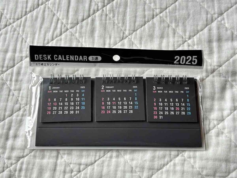 セリアの「ミニ卓上カレンダー3連　2025年」