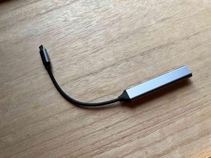 ダイソーの「薄型Type-Cハブ（USB4ポート）」 はスリムタイプ