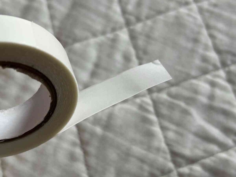 ダイソーの「くりかえし貼れる両面テープ 15mm×5m」は貼ったり剥がしたりができて経済的