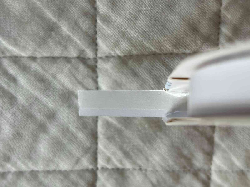 ダイソーの「快即めくりの両面テープ8mm×15m」はテープより剥離紙の方が幅が広い