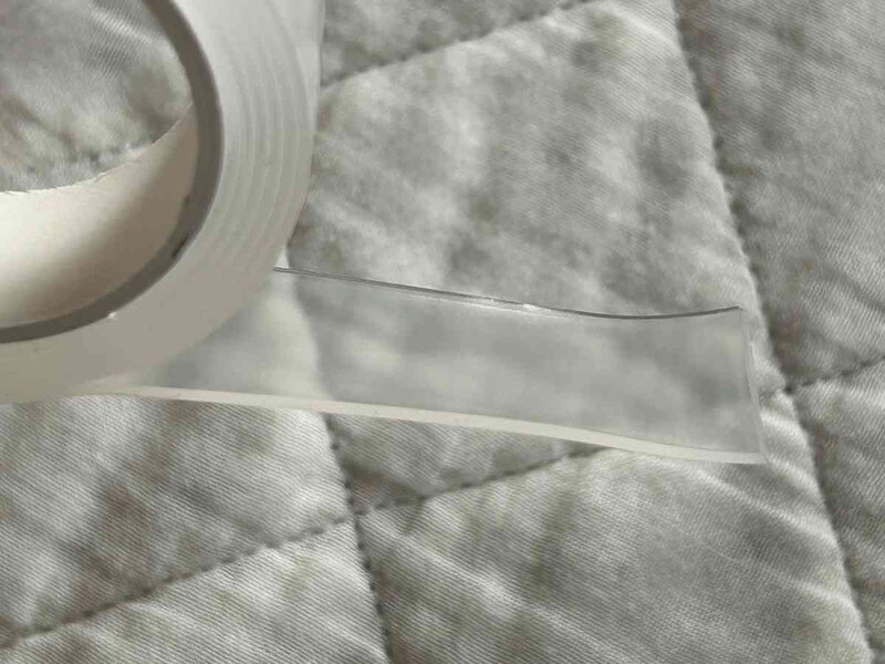 ダイソーの「超強力アクリルフォーム両面テープ(透明、19mm×1m)」は透明で目立たないから使いやすい