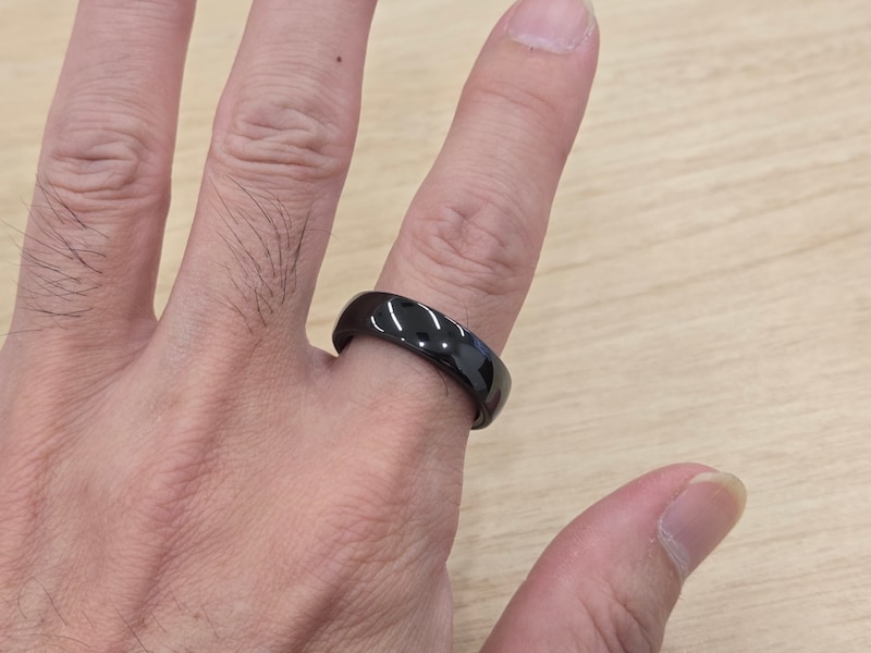 EVERINGを指にはめた様子