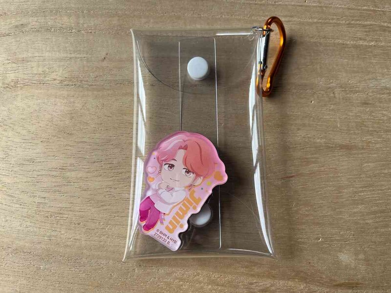 ダイソーの「カラビナ付アクスタケース」にアクスタを入れるだけ