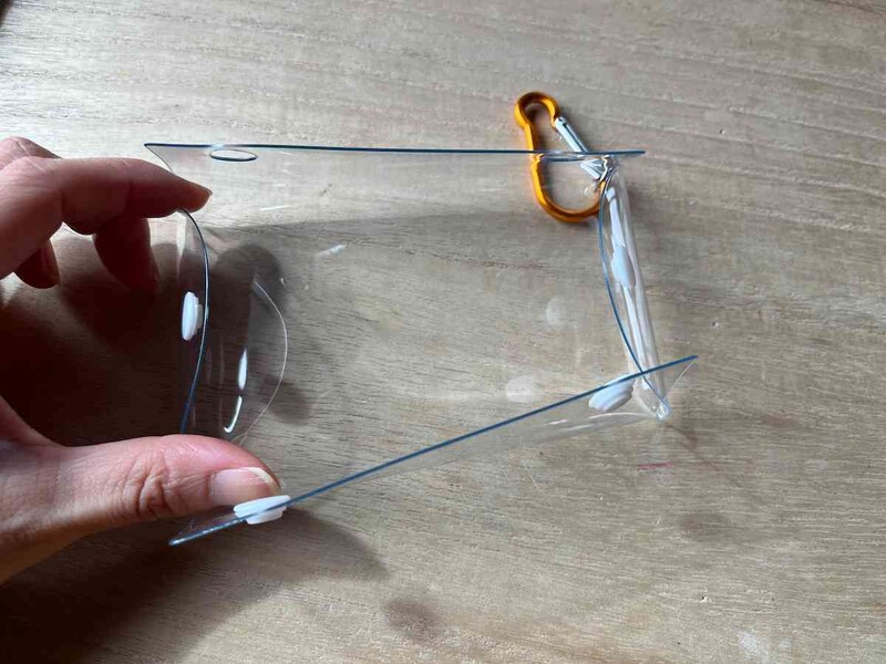 ダイソーの「カラビナ付アクスタケース」の裏側のボタンを外す