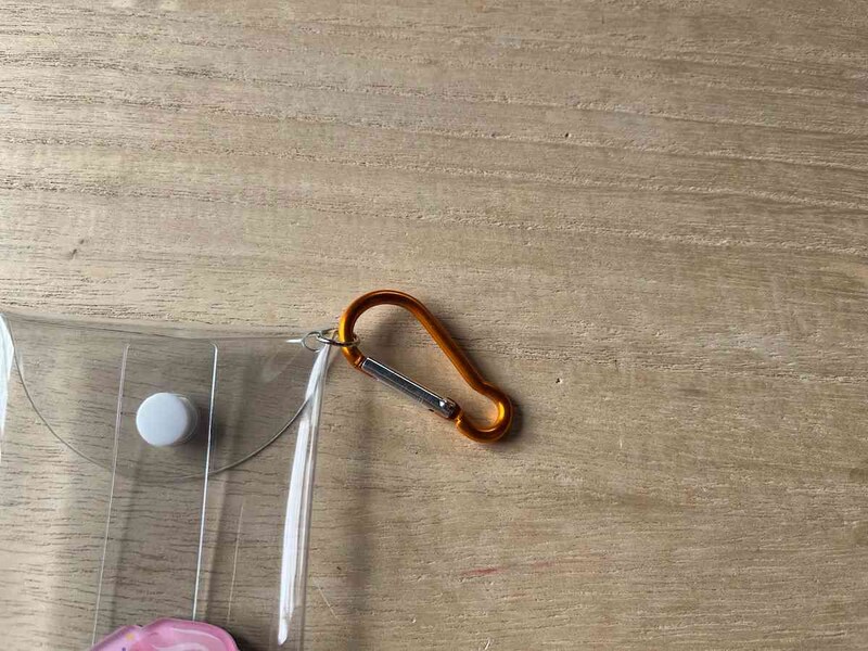 ダイソーの「カラビナ付アクスタケース」はカラビナでバッグなどに付けられる