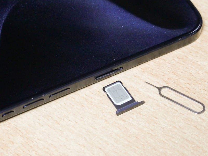 SIMカードとSIMピン