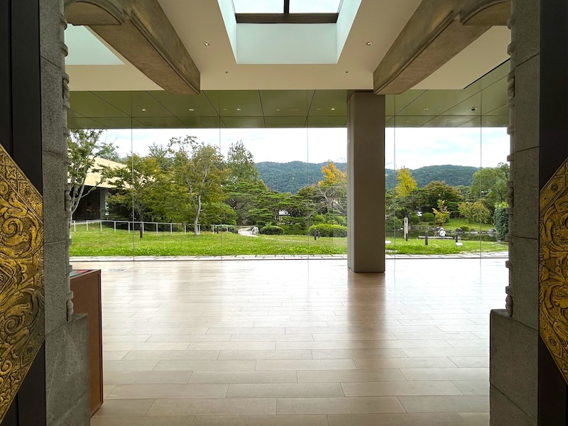 窓越しの日本庭園