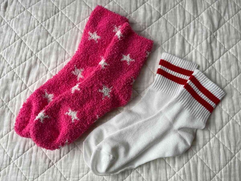 ダイソーの「ルームソックス（レディース、推しカラー、星柄、暖色）」（左）、「抗菌防臭推しカラーソックス（2本ライン、暖色）」（右）