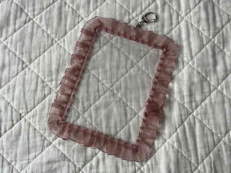 ダイソーの「リボン付L判フォトキーホルダー」は推しを可愛く飾れる