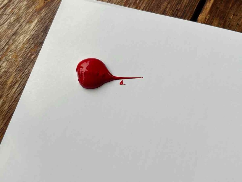 ダイソーの「アクリル絵の具（30mL、赤）」は明るめの赤