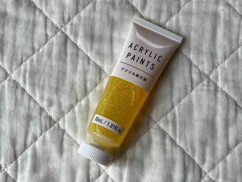 ダイソーの「アクリル絵の具（30mL、グリッターイエロー）」