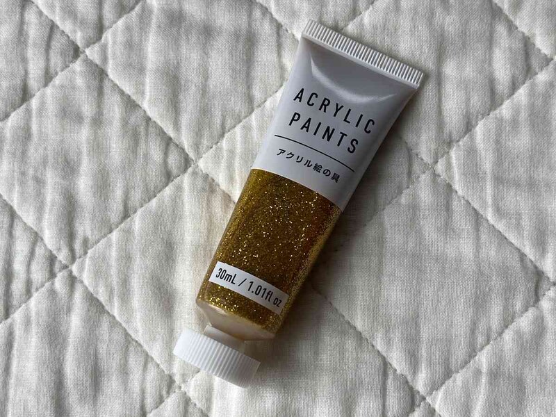 ダイソーの「アクリル絵の具（30ml、グリッターゴールドカラー）」