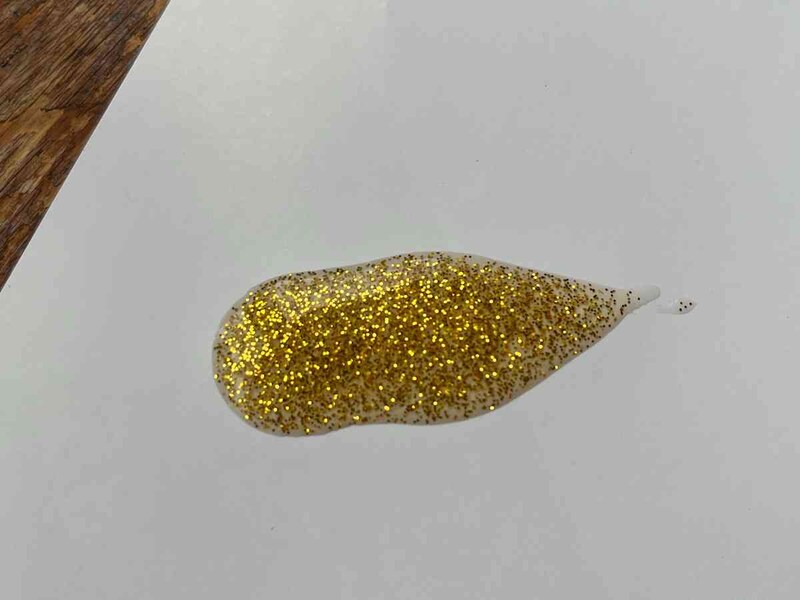 ダイソーの「アクリル絵の具（30ml、グリッターゴールドカラー）」はラメもたくさん