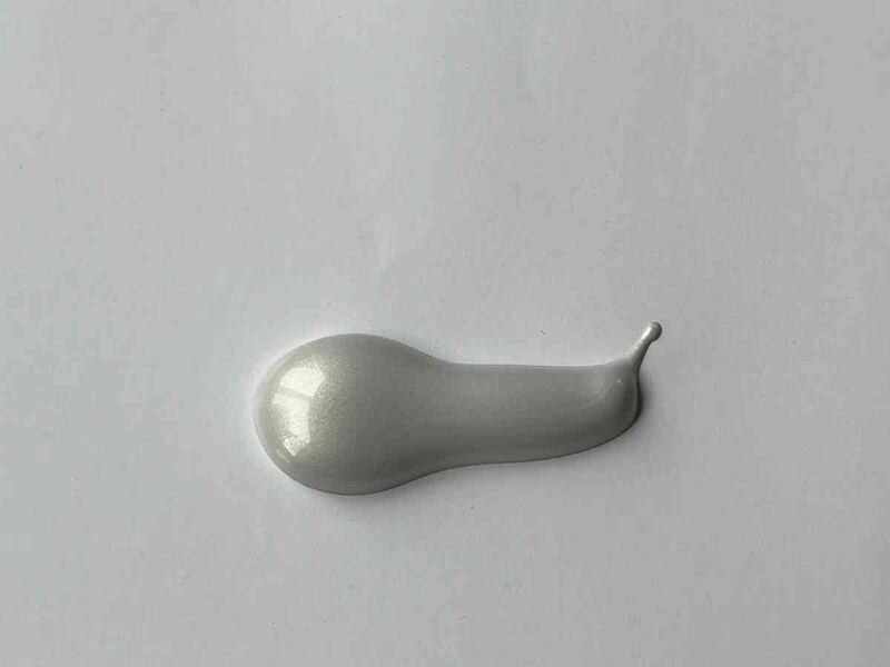 ダイソーの「アクリル絵の具（30mL、メタリックシルバーカラー）」はラメなしで銀色に発色する