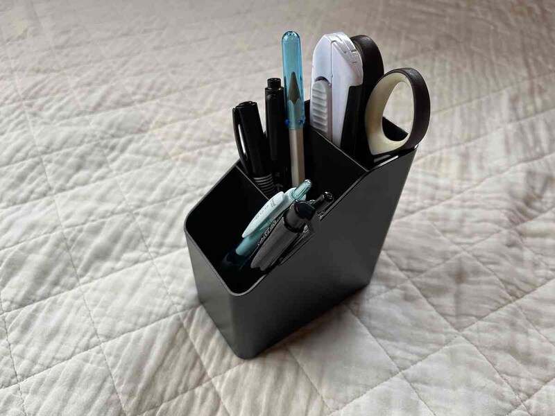 ダイソーの「斜めペンスタンド（モノルーム、ブラック）」