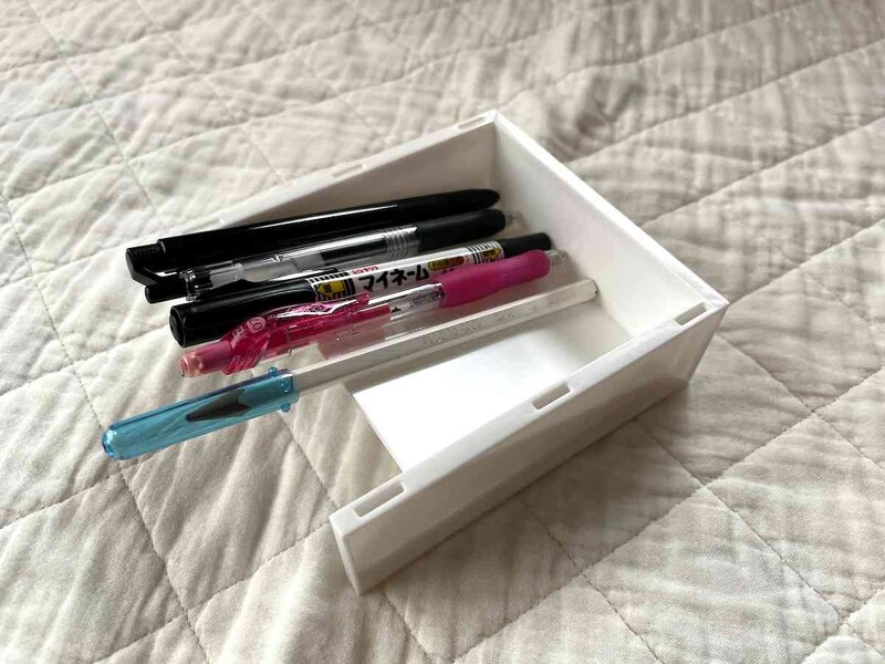 ダイソーの「積み重ねペンラック」は斜めになっていて取り出しやすい