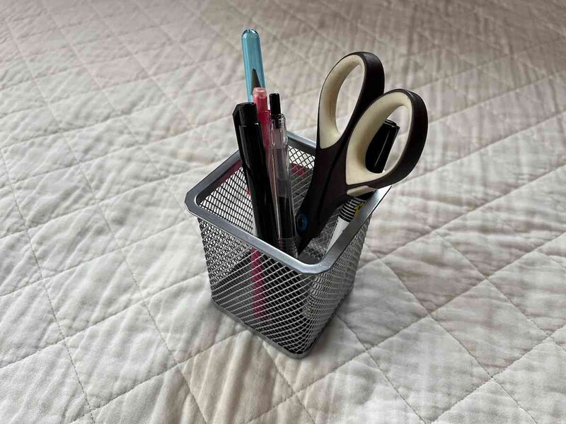 ダイソーの「ワイヤーメッシュペンスタンド（スクエア、シルバーカラー）」