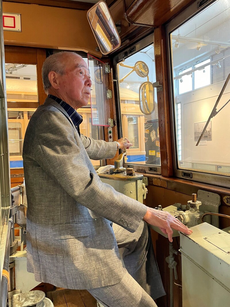 1104号車の運転席にて