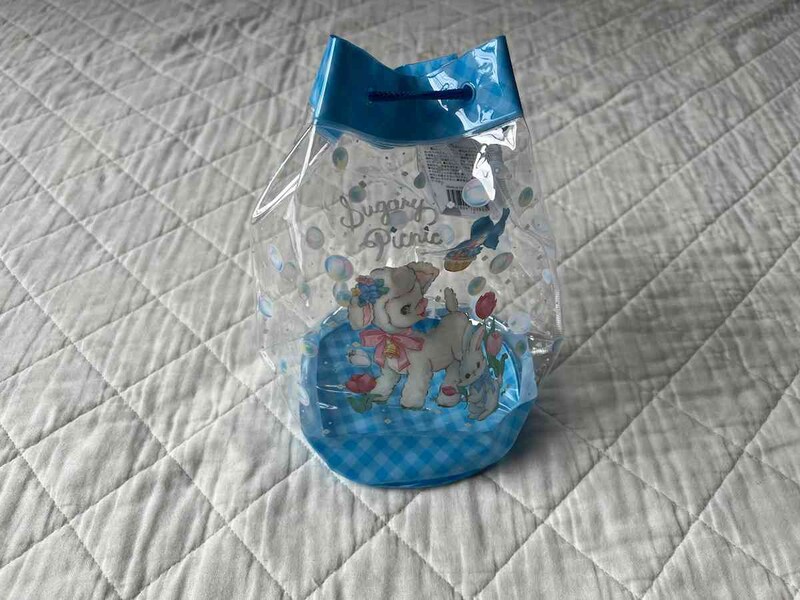 セリアの「PVCバッグ ミニプール型ヴィンテージアニマル」は巾着のように使える