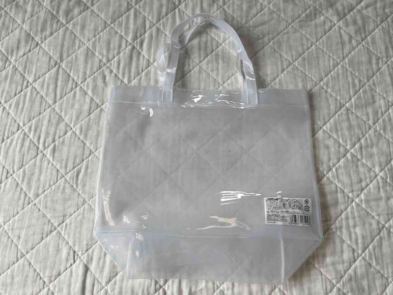 セリアの「透明PVCバッグ 色付き縦型」
