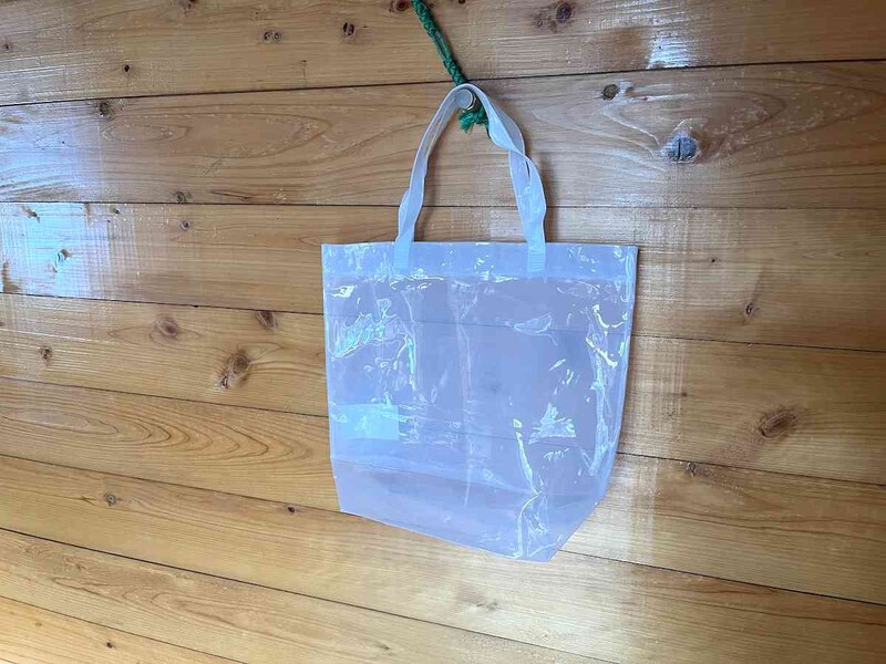 セリアの「透明PVCバッグ 色付き縦型」は無地