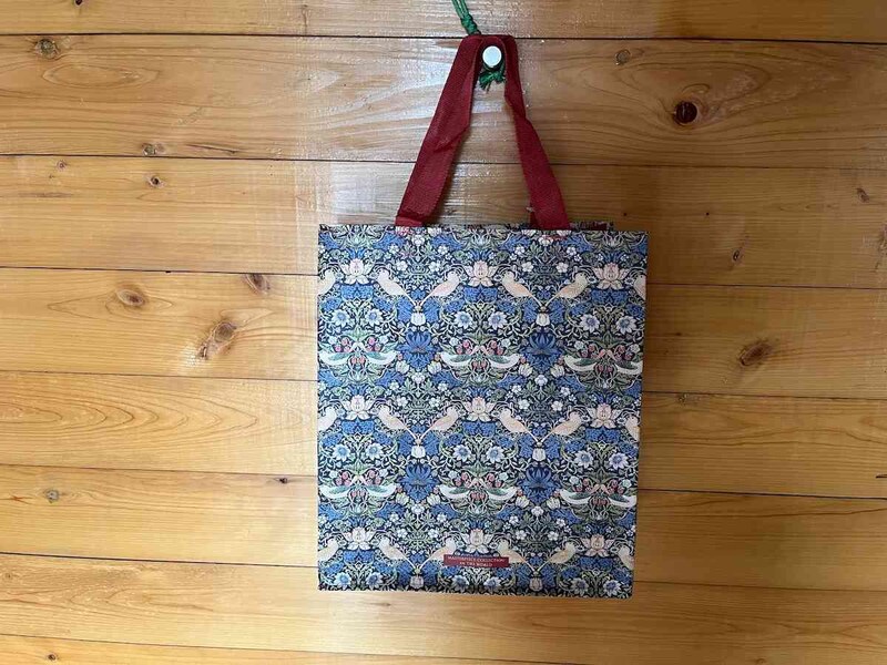 セリアの「シートバッグ マスターピースコレクション／WM」は持ち手がワインレッドでおしゃれ