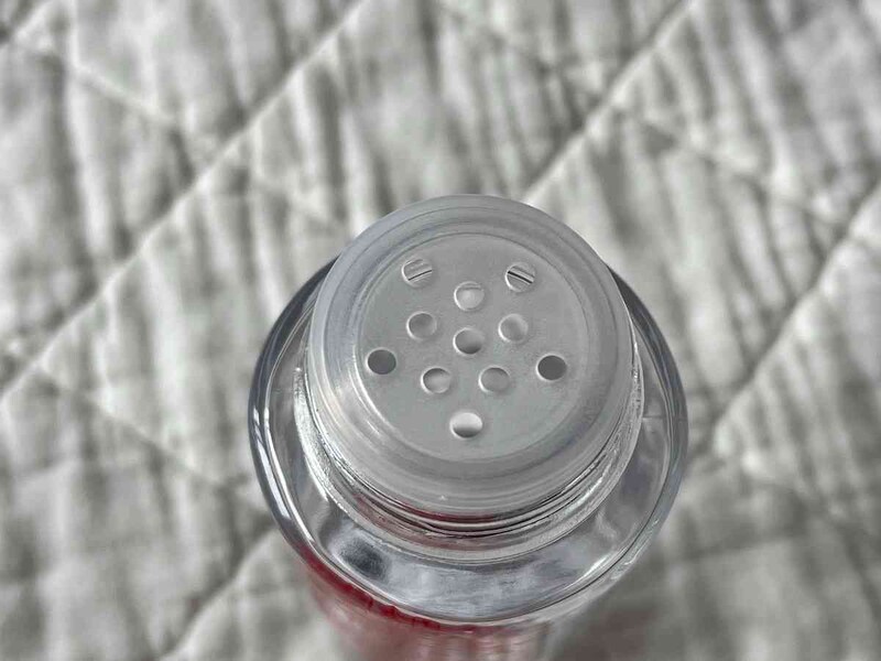 ダイソーの「調味料入れ（ビンタイプ） 大」は中ぶたに穴があいている