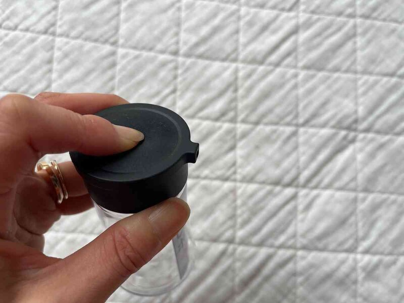 ダイソーの「ワンプッシュしょう油ボトル」はふたを押して使う