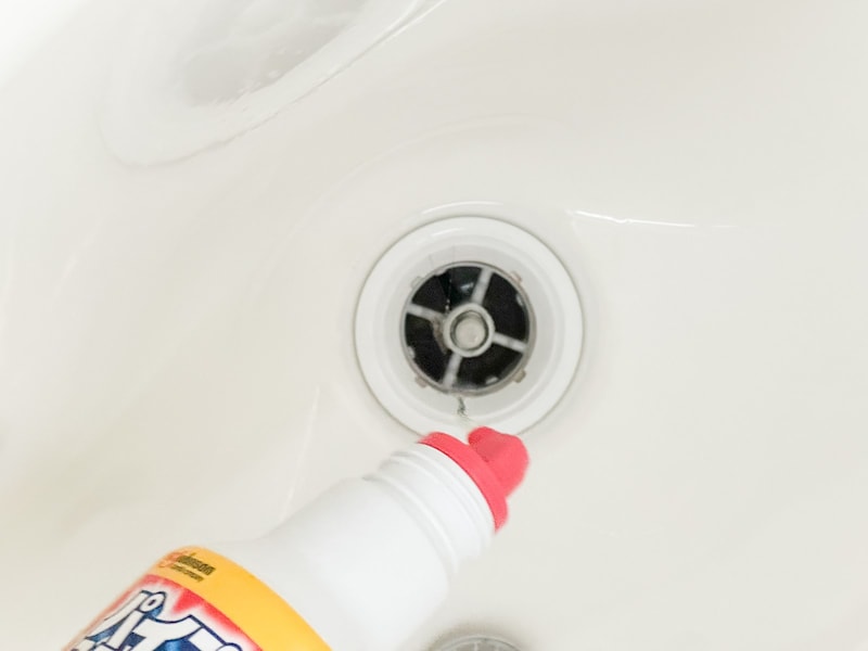 浴槽の排水口も掃除する