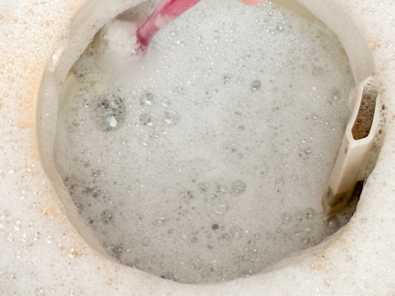 塩素系の泡タイプの洗浄剤で汚れを落とす