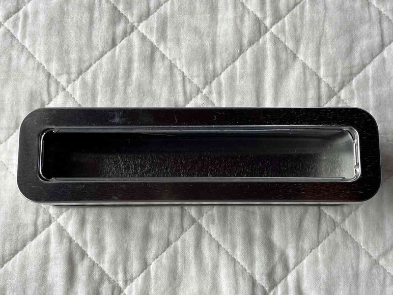 セリアの「ギフト缶 細長（窓付）」