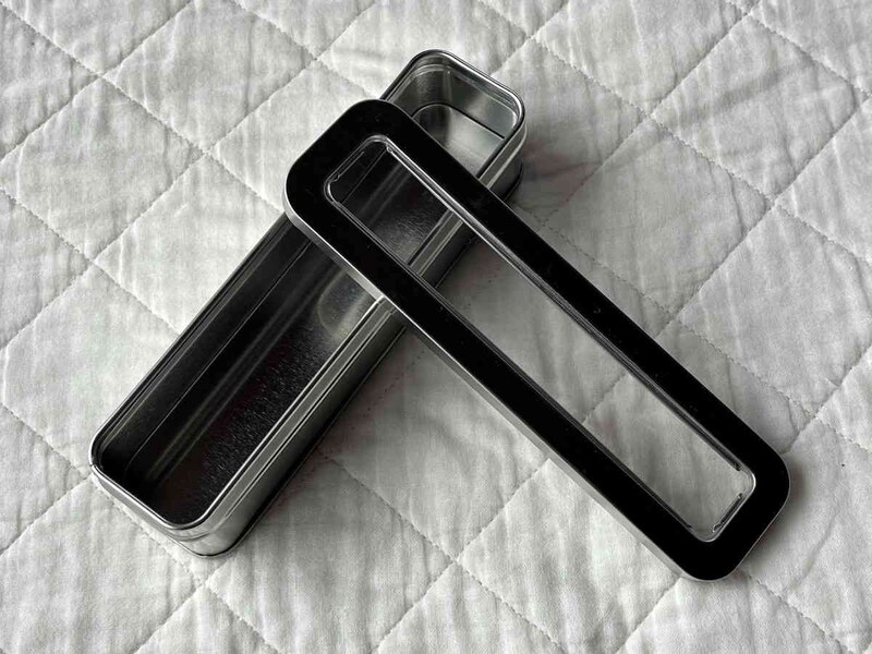 セリアの「ギフト缶 細長（窓付）」は贈り物にも便利に使える